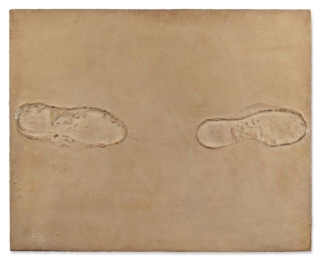 Blanco Con Dos Huellas De Pies