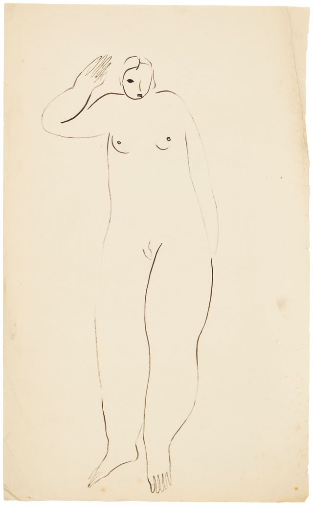 Femme debout de face saluant