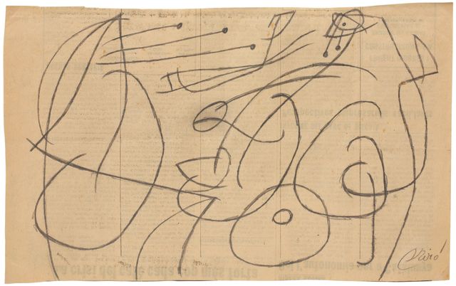 Femme attrapant un oiseau