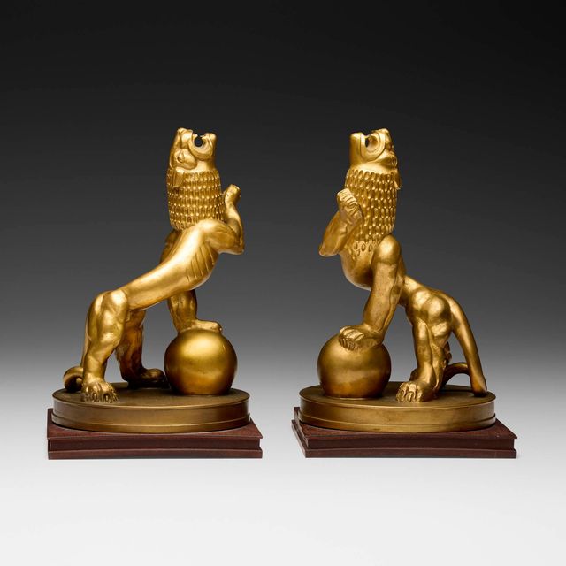 Heraldic lions, pair