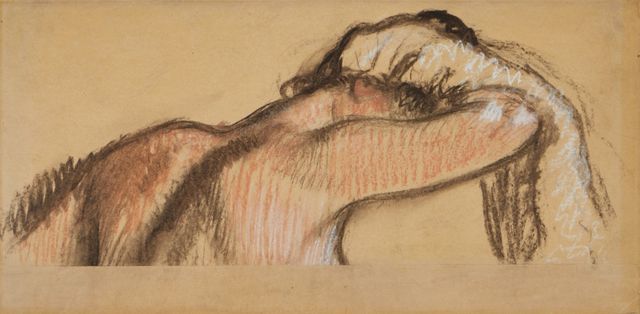 Après le bain, femme s'essuyant