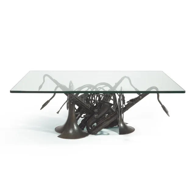 Table basse aux instruments enchevêtrés