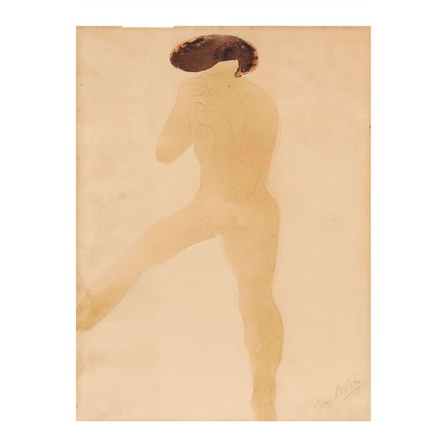 Femme debout, jambes écartées, les mains vers le visage